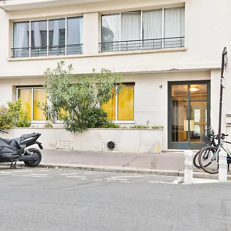 Heart Of Paris-studio-hotel Des Invalides Netflix Parigi