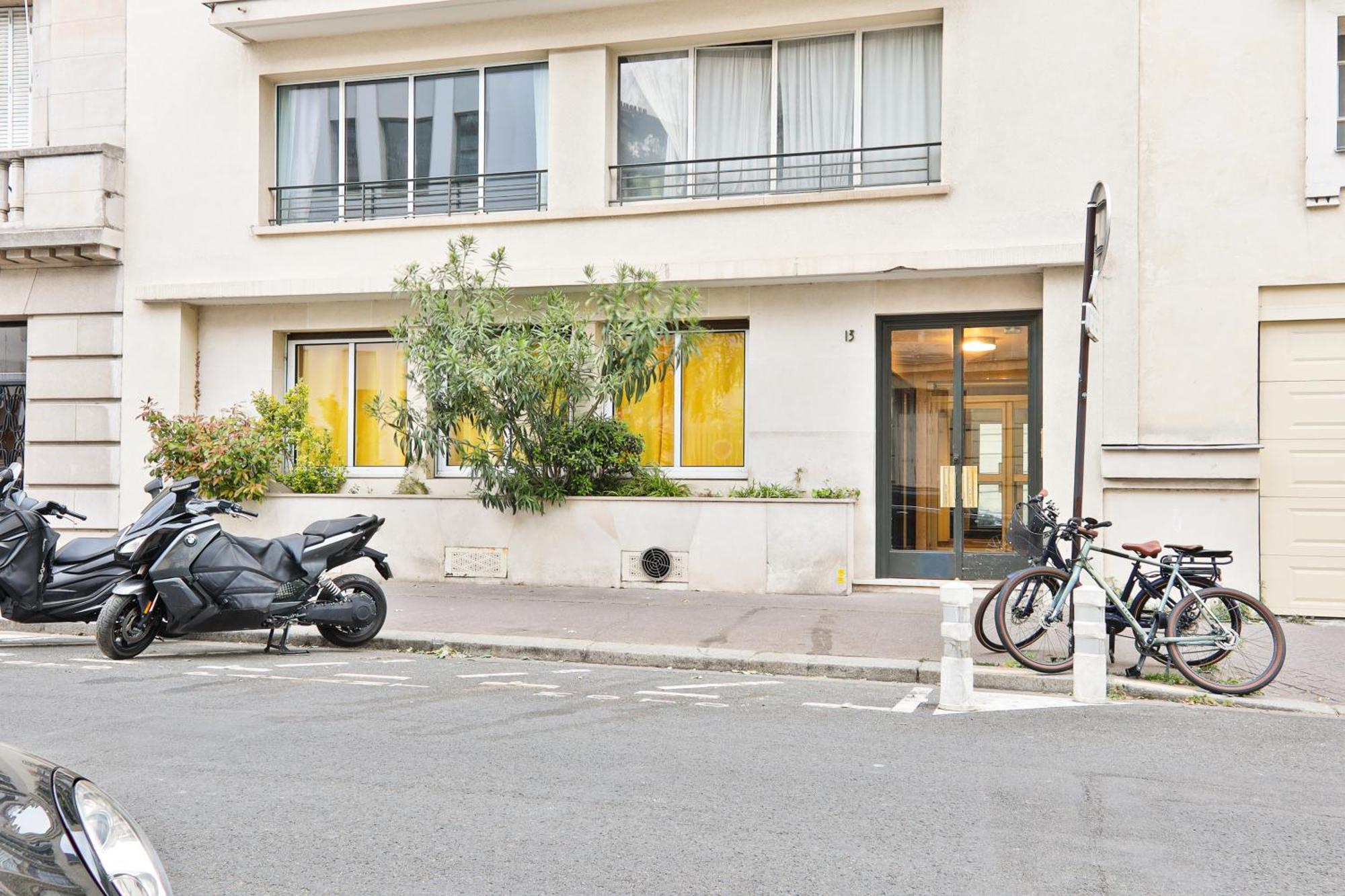 Heart Of Paris-studio-hotel Des Invalides Netflix Parigi