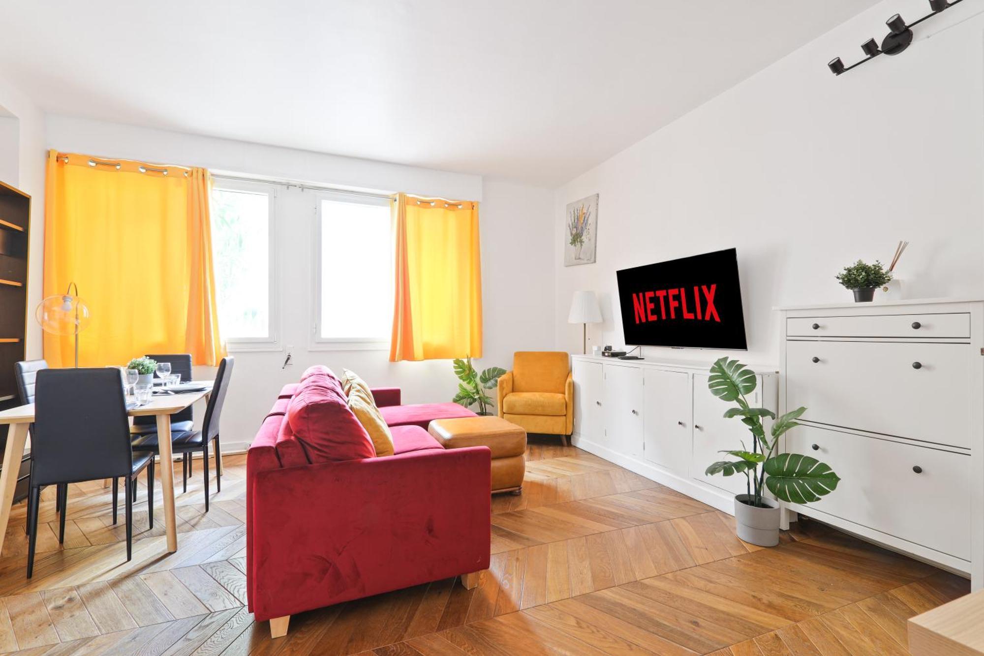 Heart Of Paris-studio-hotel Des Invalides Netflix